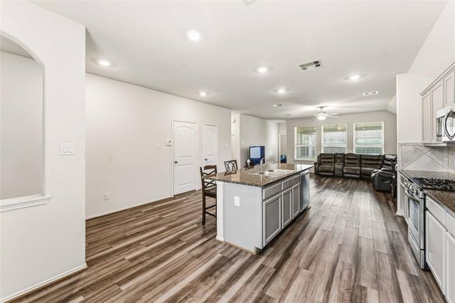 677 Summer Shores Lane, La Marque, TX 77568
