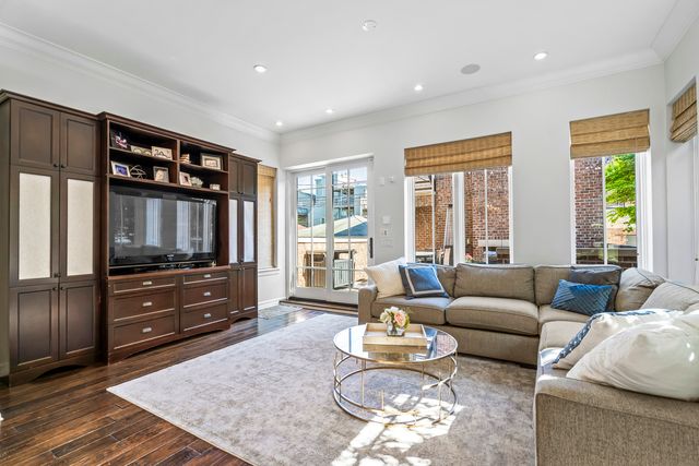 1331 W Wolfram Street, Chicago, IL 60657