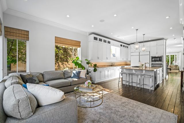 1331 W Wolfram Street, Chicago, IL 60657