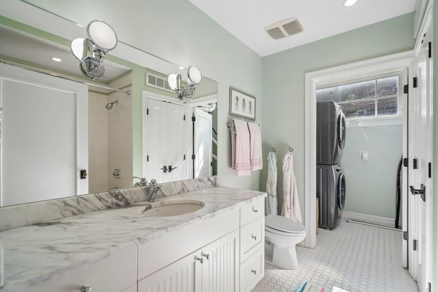 1331 W Wolfram Street, Chicago, IL 60657