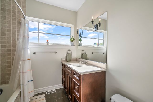 1331 W Wolfram Street, Chicago, IL 60657
