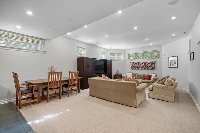 1331 W Wolfram Street, Chicago, IL 60657