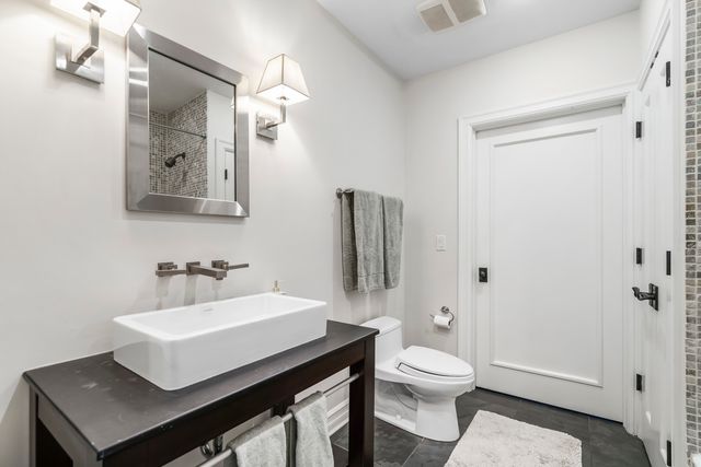 1331 W Wolfram Street, Chicago, IL 60657