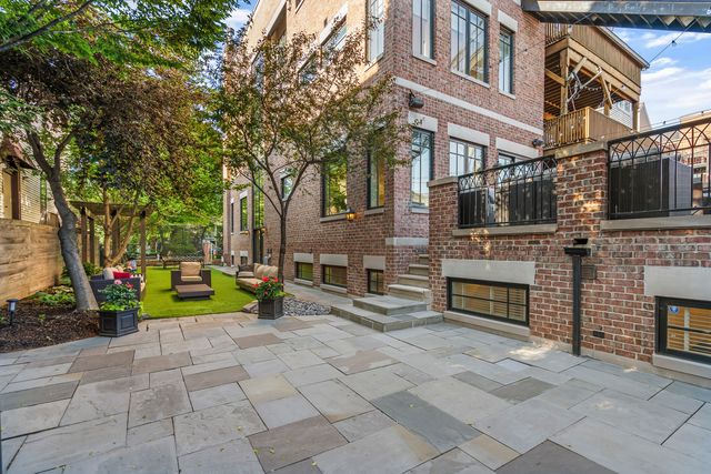 1331 W Wolfram Street, Chicago, IL 60657