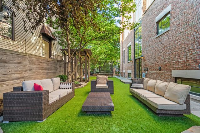 1331 W Wolfram Street, Chicago, IL 60657