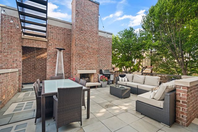 1331 W Wolfram Street, Chicago, IL 60657