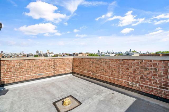 1331 W Wolfram Street, Chicago, IL 60657