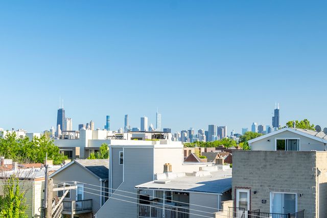 1331 W Wolfram Street, Chicago, IL 60657