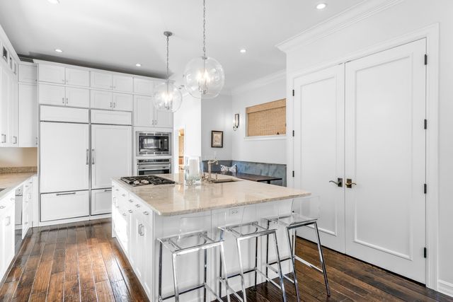 1331 W Wolfram Street, Chicago, IL 60657