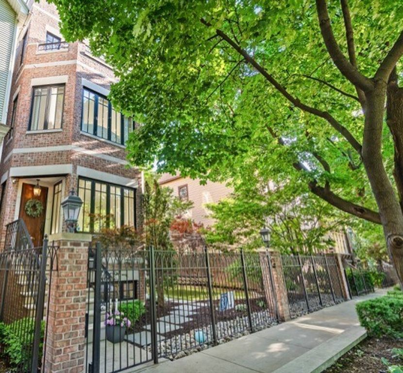 1331 W Wolfram Street, Chicago, IL 60657