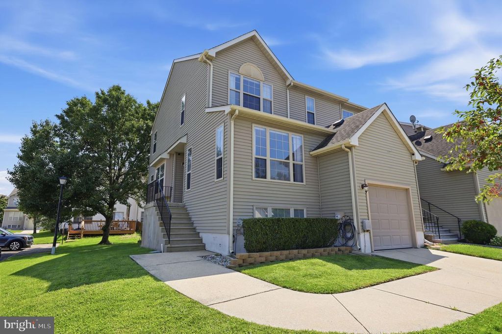 10 LARKSPUR CT, DELRAN, NJ 08075 — photo 2