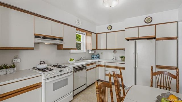 52-40 69th Place, Maspeth, NY 11378