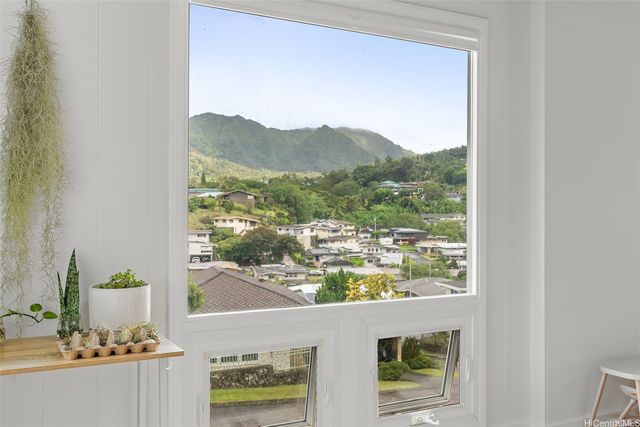 280 Polohiwa Place, Honolulu, HI 96817