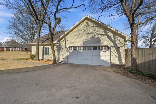 2688 E Londonderry Drive, Fayetteville, AR 72701