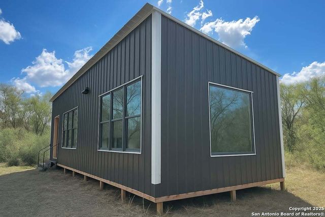 558 County Road 7713, Devine, TX 78016