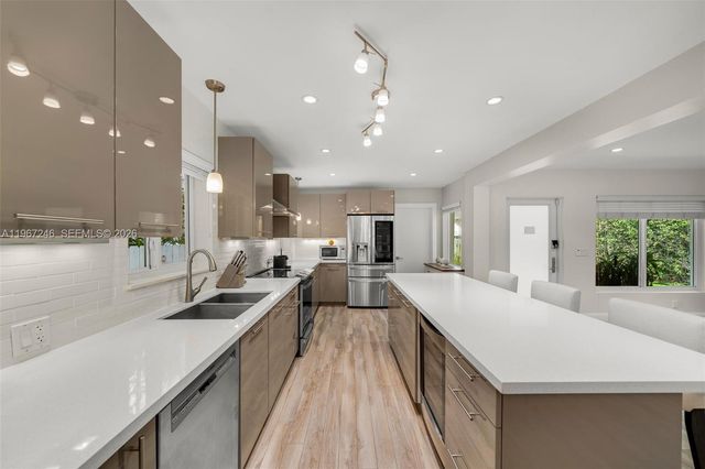 736 W 51 Street, Miami Beach, FL 33140