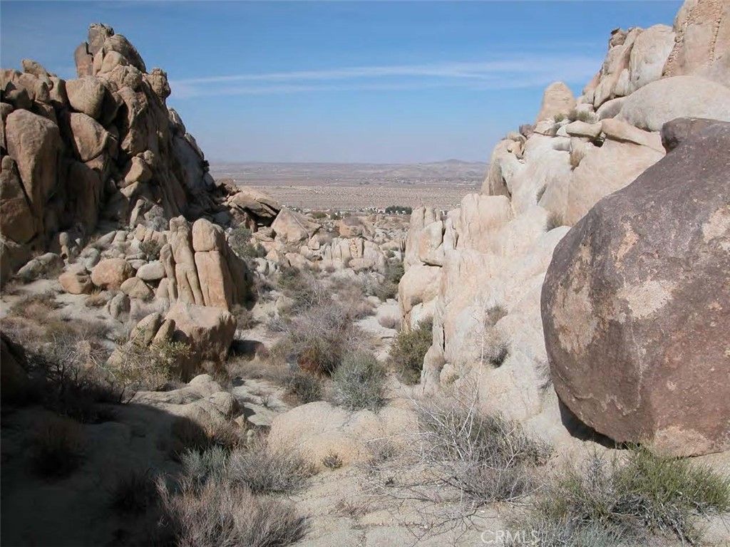 Image 2 of property listing at 9 Stoney Crest Road, Joshua Tree, CA 92252
