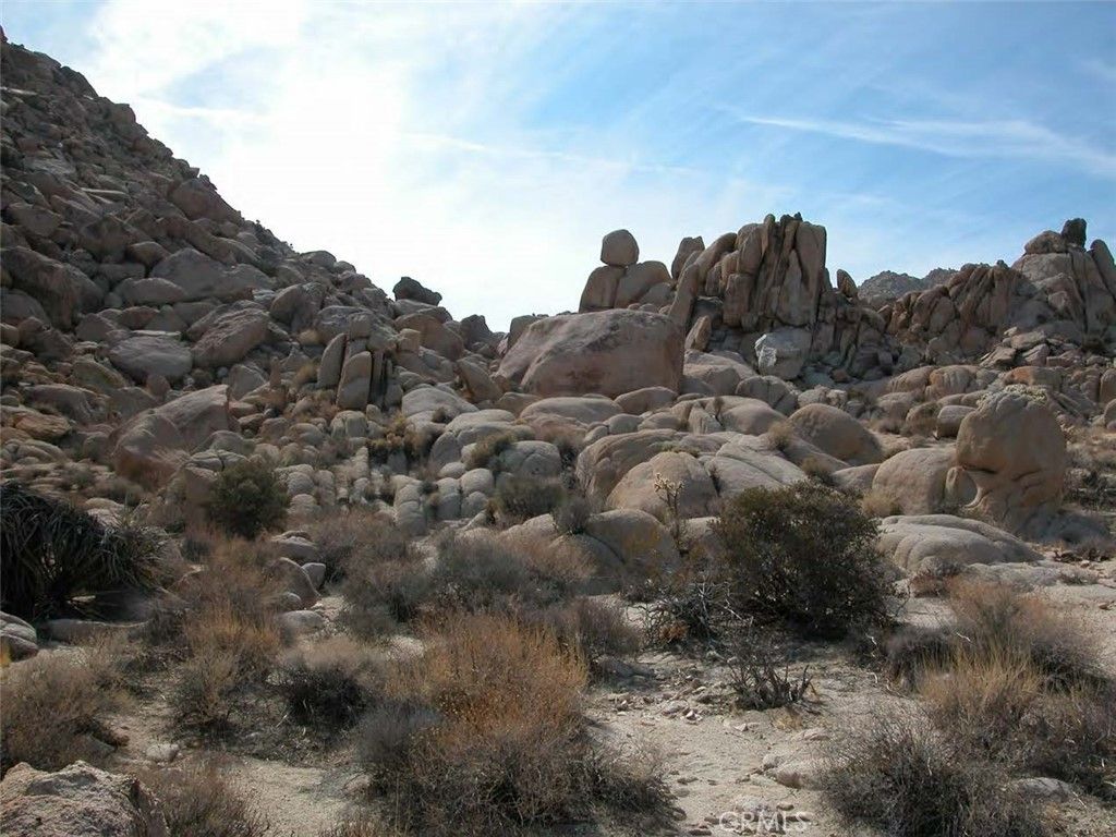 Image 5 of property listing at 9 Stoney Crest Road, Joshua Tree, CA 92252
