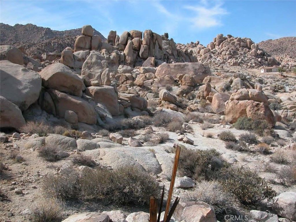 Image 6 of property listing at 9 Stoney Crest Road, Joshua Tree, CA 92252