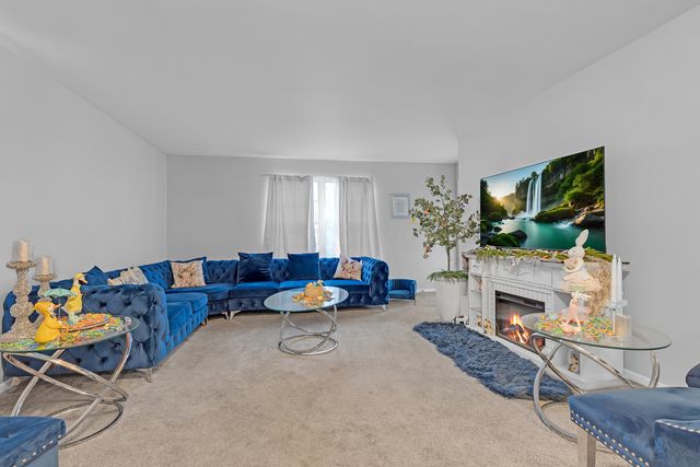 691 W Streamwood Boulevard A, Streamwood, IL 60107