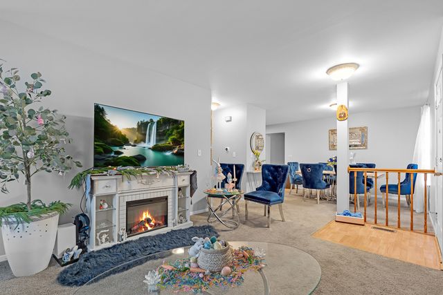 691 W Streamwood Boulevard A, Streamwood, IL 60107