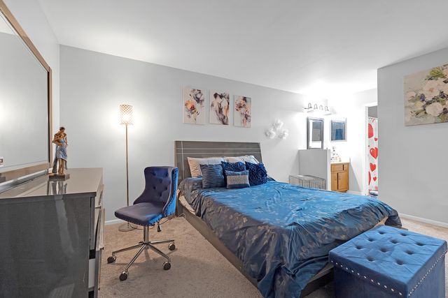 691 W Streamwood Boulevard A, Streamwood, IL 60107