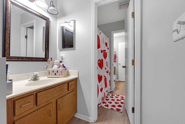 691 W Streamwood Boulevard A, Streamwood, IL 60107