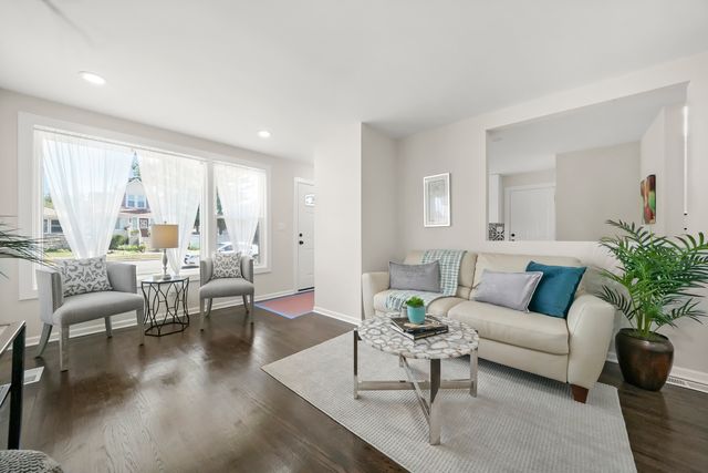 120 HYDE PARK Avenue, Bellwood, IL 60104