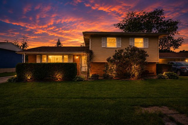 725 W 70th Avenue, Merrillville, IN 46410