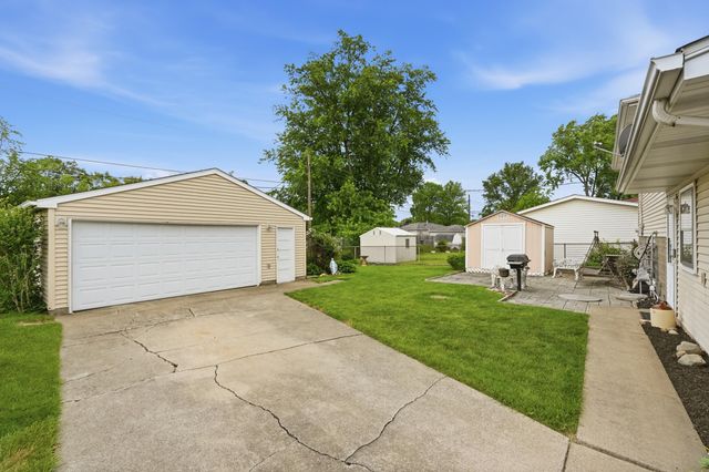 725 W 70th Avenue, Merrillville, IN 46410