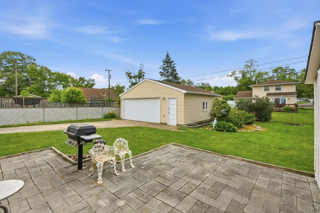 725 W 70th Avenue, Merrillville, IN 46410