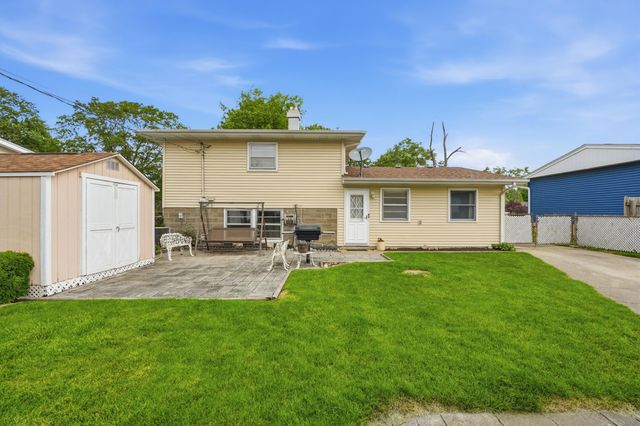 725 W 70th Avenue, Merrillville, IN 46410