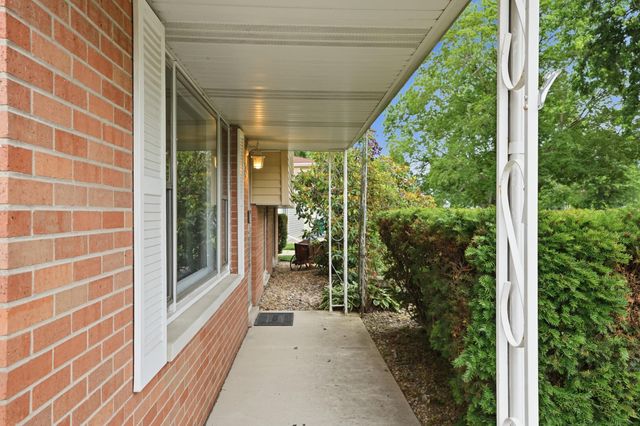 725 W 70th Avenue, Merrillville, IN 46410