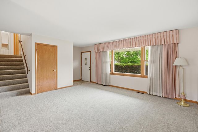 725 W 70th Avenue, Merrillville, IN 46410