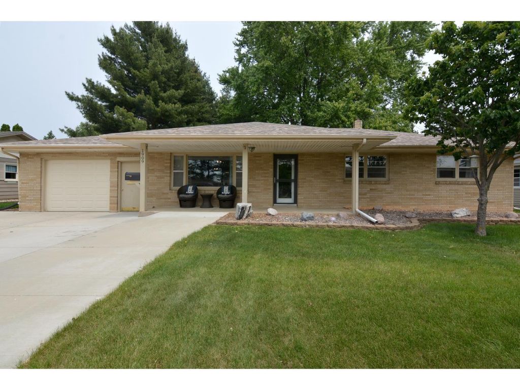 1909 E Memorial Drive, Janesville, WI 53545