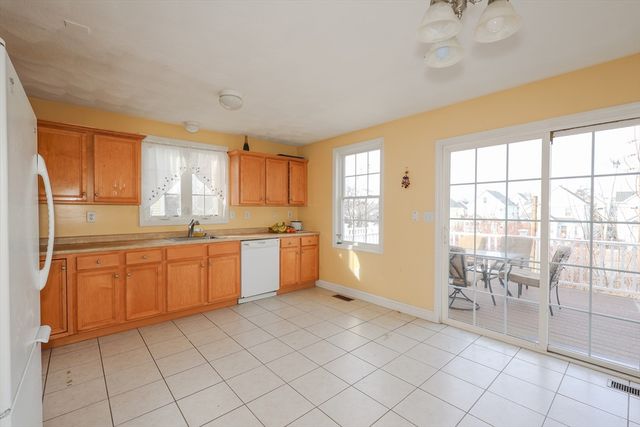 117 Manchester St B, Lowell, MA 01852