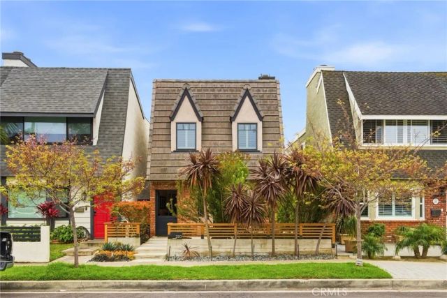 220 Detroit Avenue, Huntington Beach, CA 92648