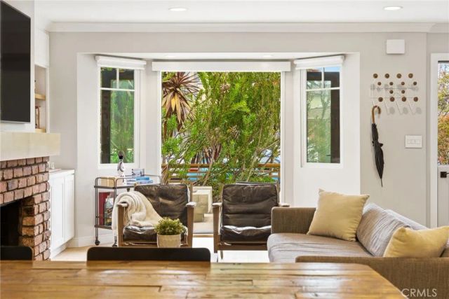 220 Detroit Avenue, Huntington Beach, CA 92648