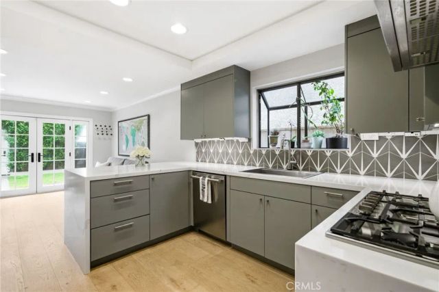 220 Detroit Avenue, Huntington Beach, CA 92648