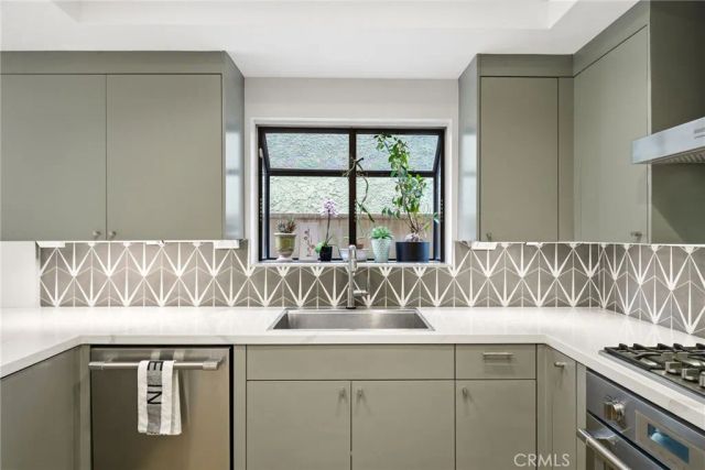 220 Detroit Avenue, Huntington Beach, CA 92648