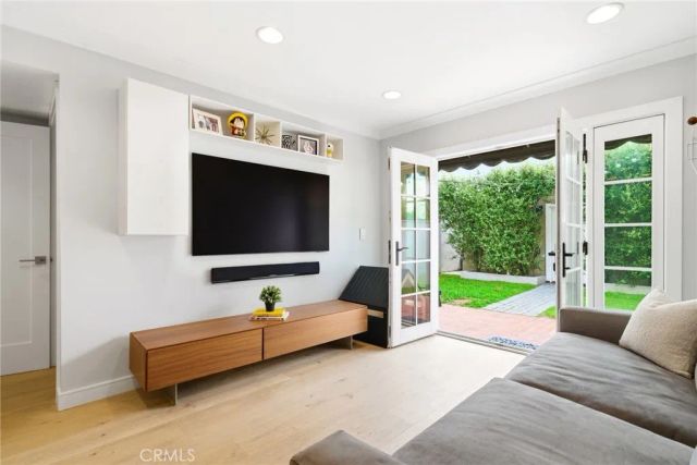 220 Detroit Avenue, Huntington Beach, CA 92648