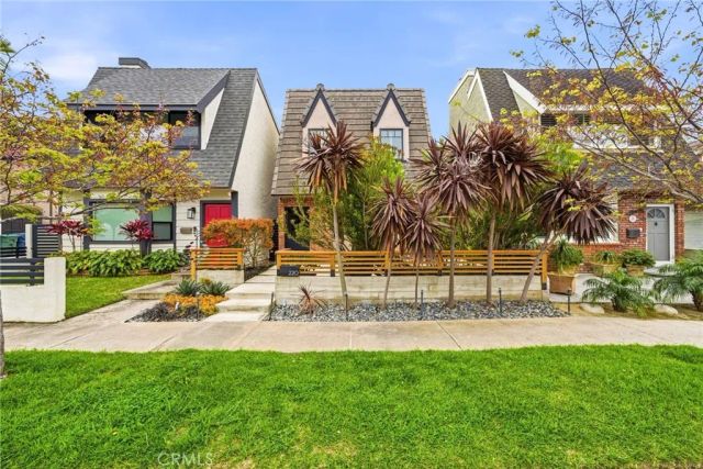 220 Detroit Avenue, Huntington Beach, CA 92648