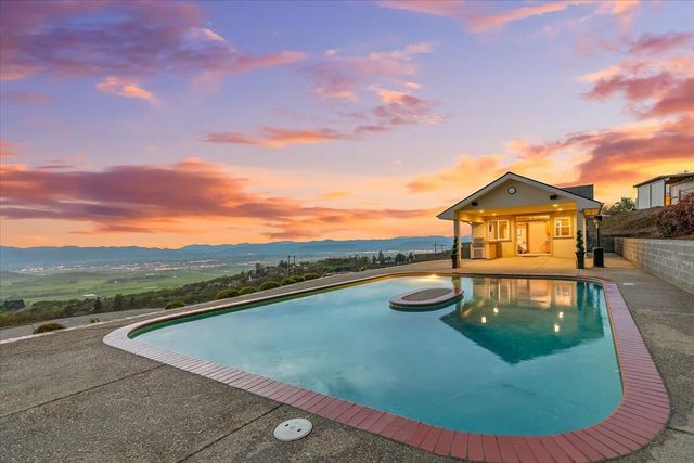 4002 Dry Creek Road, Medford, OR 97504