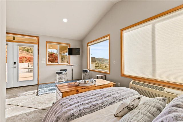 4002 Dry Creek Road, Medford, OR 97504