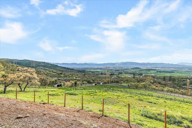 4002 Dry Creek Road, Medford, OR 97504