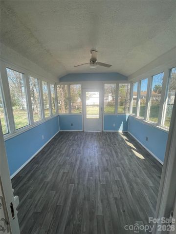 1221 Farmfield Lane, Charlotte, NC 28213