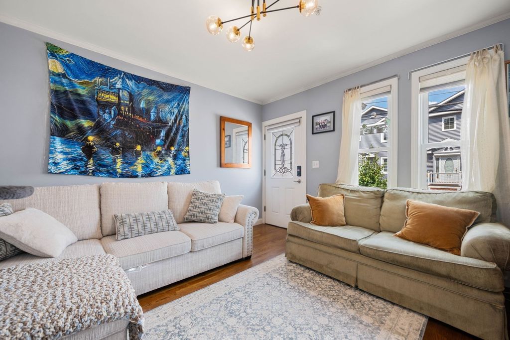 53 Myrtle St 2, Waltham, MA 02453