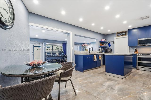 9795 NW 27th Ter, Doral, FL 33172