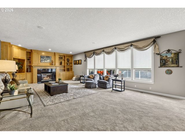 11737 Se BROCKENHURST Cir, Happy Valley, OR 97086