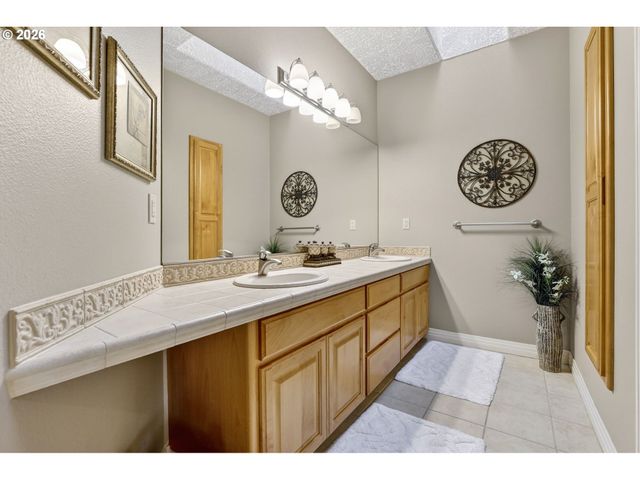 11737 Se BROCKENHURST Cir, Happy Valley, OR 97086